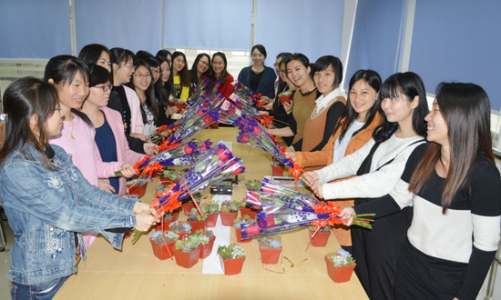 聽說在女神節(jié)，花朵和女神更配哦